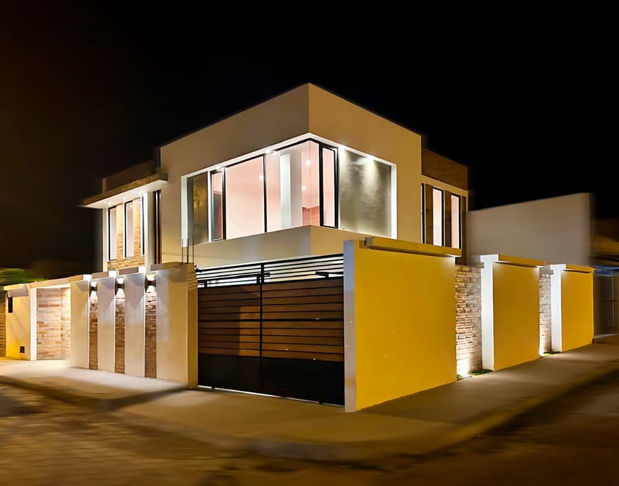 Fachada de noche